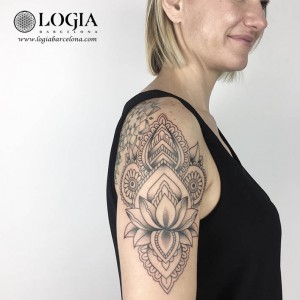 tatuaje-hombro-mandala-logiabarcelona-ana-godoy  